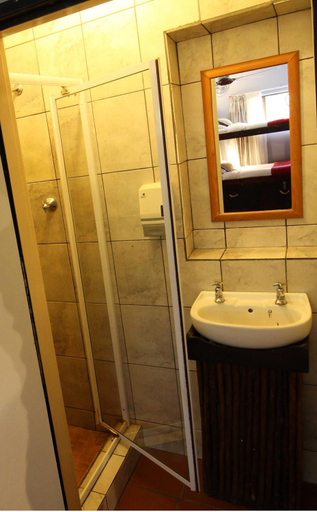 Bathroom 2, Tube n Axe Lodge and Backpackers, Cacadu