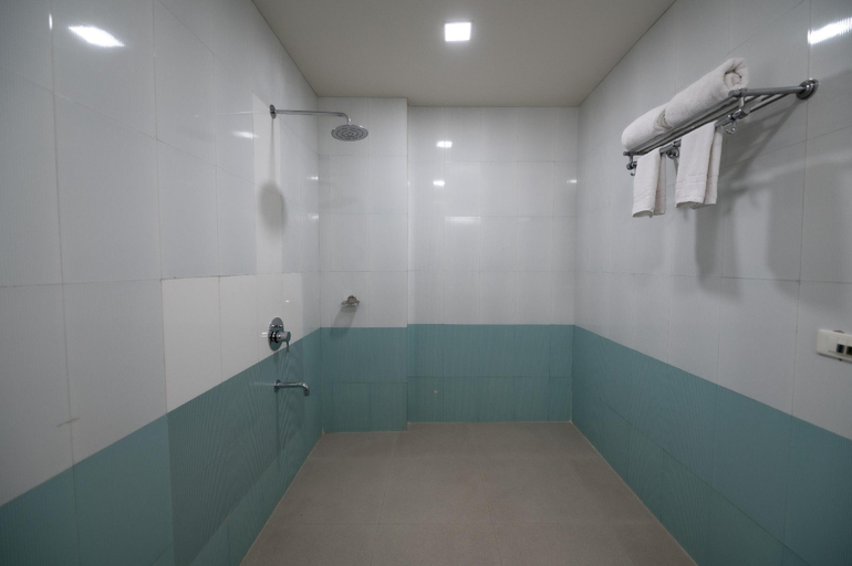 Bathroom 2, Hotel Manasi, Aurangabad