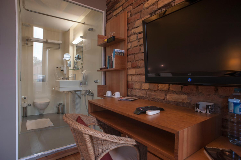 Bathroom 3, Peradays Hotel, Beyoğlu