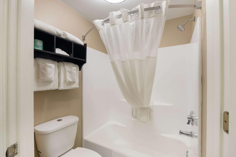 Bathroom 4, Quality Inn Alcoa Knoxville, Blount