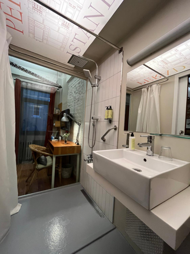 Bathroom 4, Peradays Hotel, Beyoğlu
