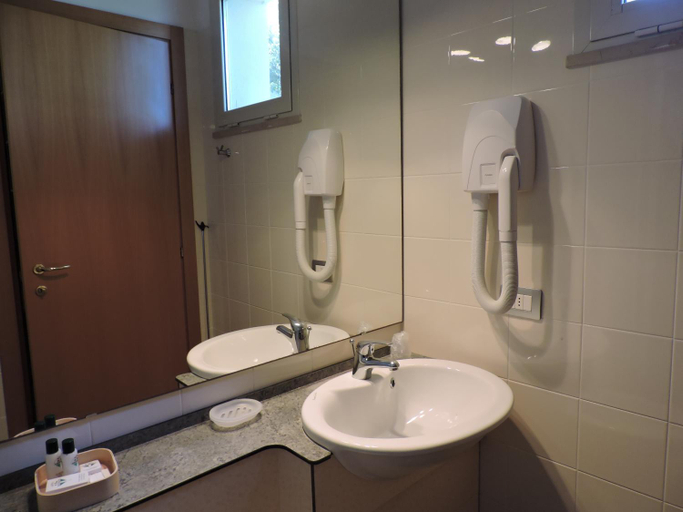 Bathroom 3, Hotel Il Pino, Livorno