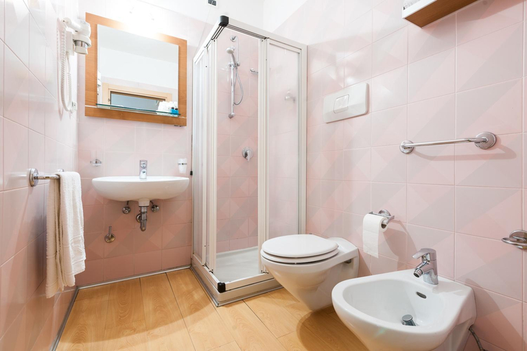 Bathroom 4, Club Hotel la Vela, Trento