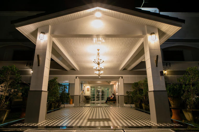 Exterior & Views