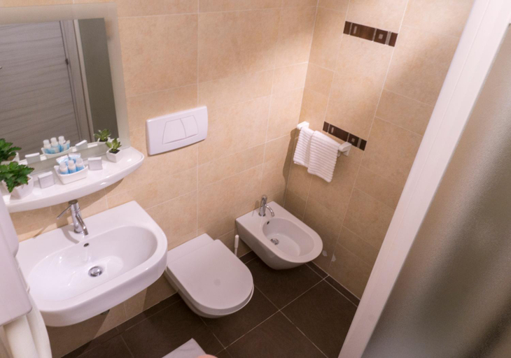 Bathroom 4, Hotel Scialara, Foggia