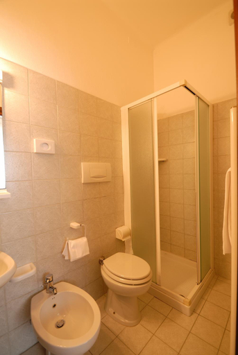 Bathroom 2, Hotel Ravenna, Ravenna