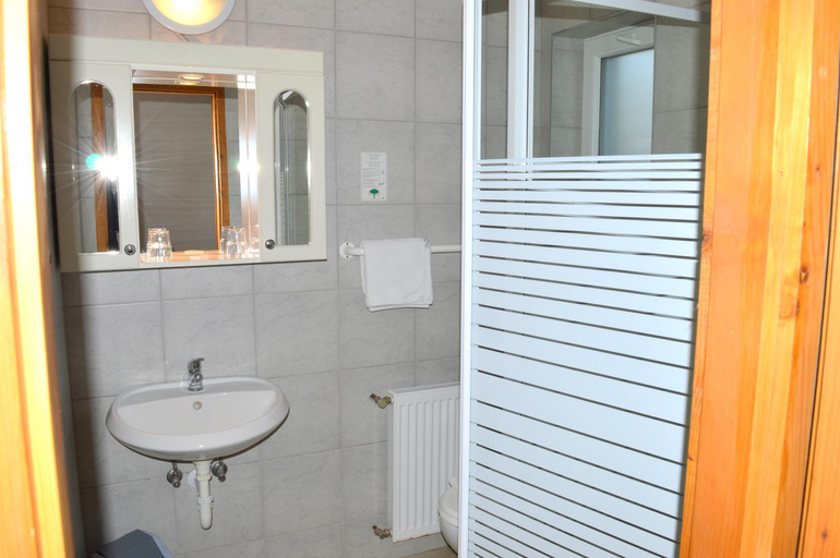 Bathroom 3, Margareta Panzio, Pilisvörösvár