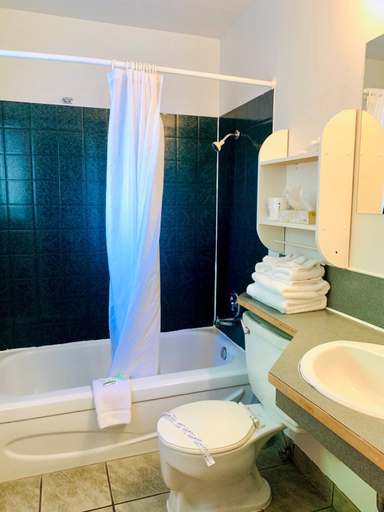 Bathroom 3, Traveler's Motel Penticton, Okanagan-Similkameen