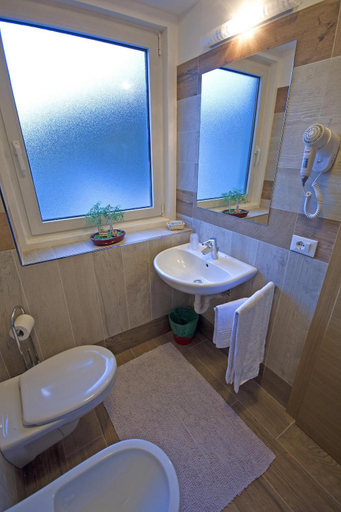Bathroom 3, Hotel La Molinella, Trento