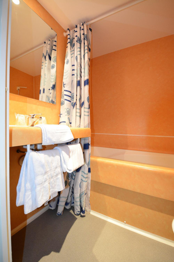 Others 5, Hotel Lux, Isère