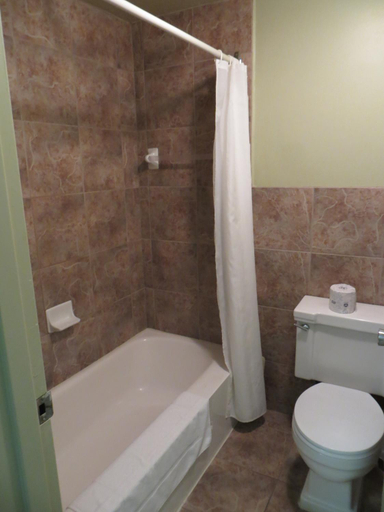 Bathroom 4, Hotel Le Voyageur, Communauté-Urbaine-de-Québec