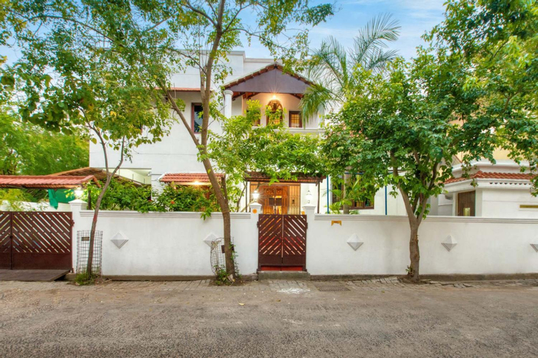 Exterior & Views
