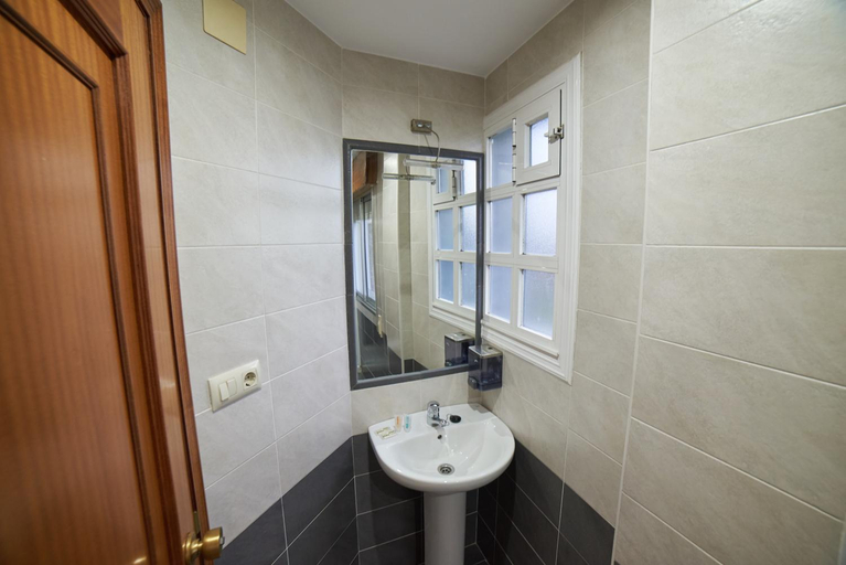Bathroom 2, Hostal Molgas, Ourense