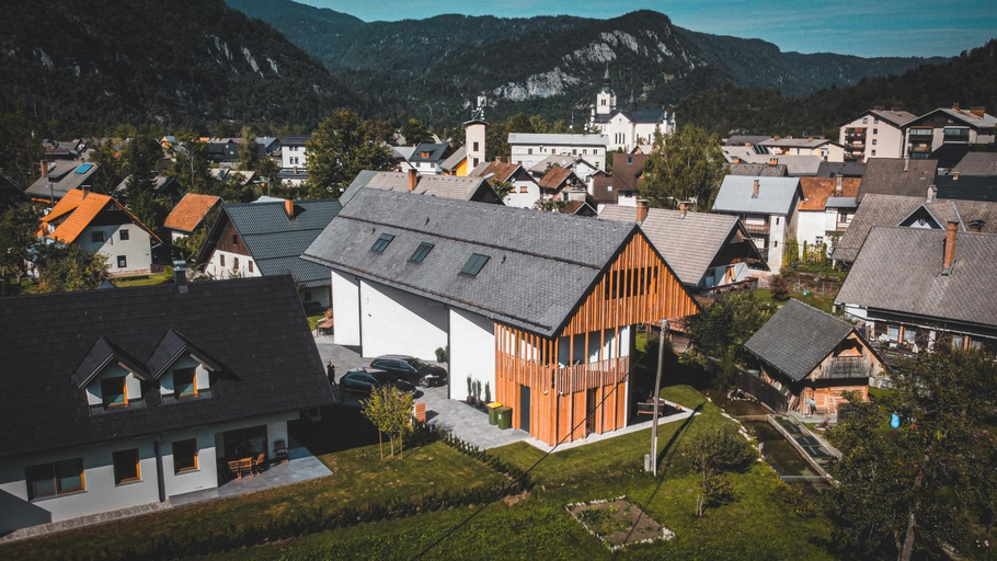Exterior & Views