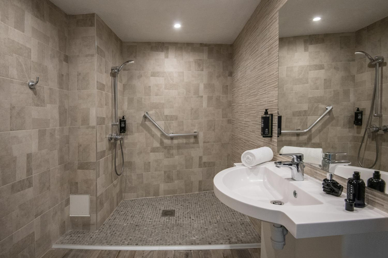 Bathroom 4, ibis budget Menton Bord de Mer, Alpes-Maritimes
