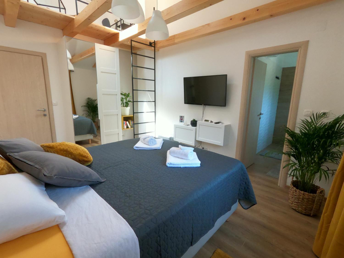 Others 5, Gavan Room, Cres