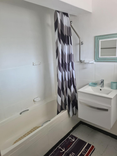 Bathroom 3, Suidersee Block 1, Hartenbos, Eden