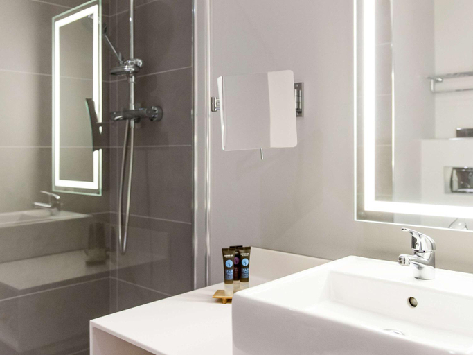 Bathroom 16