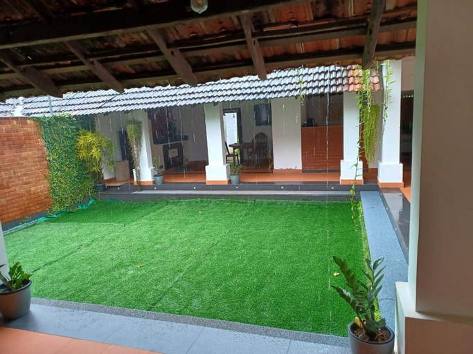 Kayyalas Courtyard, Thrissur