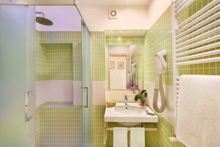 Bathroom 3, Hotel Girasole, Napoli