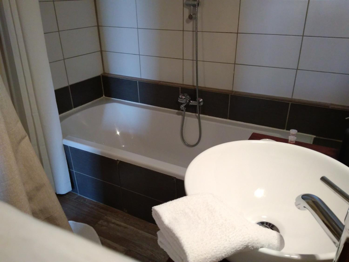 Bathroom 2, Chambre d'hotes face au lavoir, Vaucluse