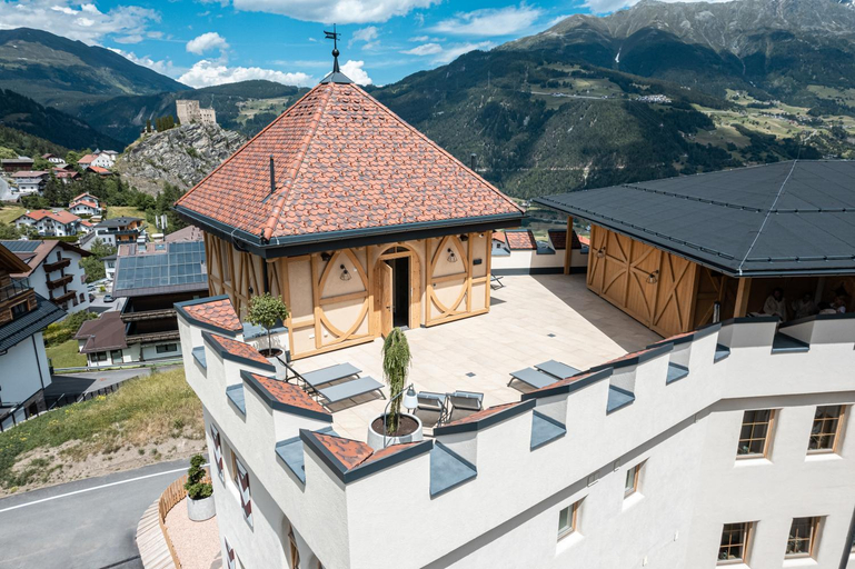 Exterior & Views