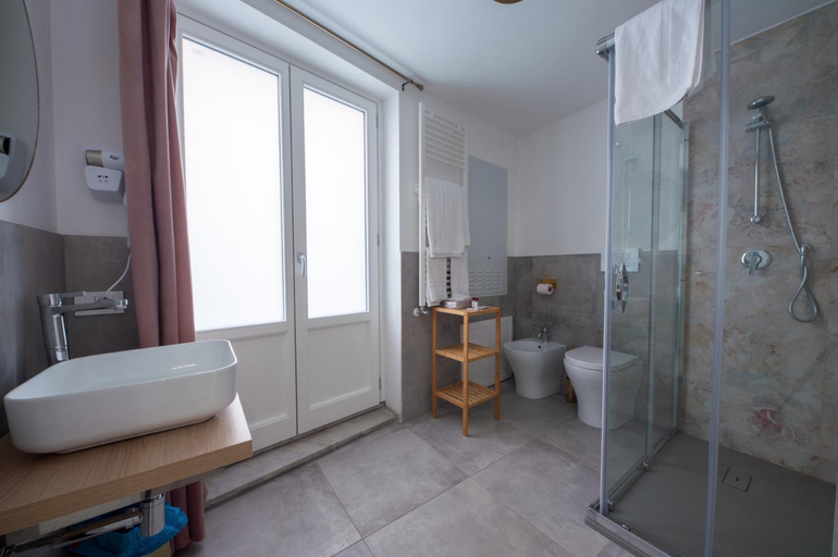 Bathroom 3, Casta Diva Luxury Apartments, Palermo