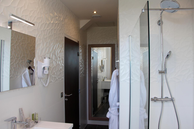 Bathroom 3, Hotel L'Esturgeon, Yvelines