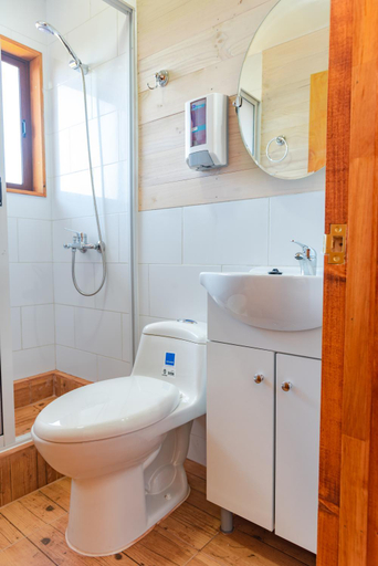 Bathroom 4, Hostel Moreno, Cardenal Caro