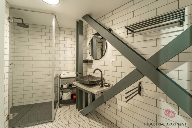 Shower 2, 7 Styles Apartments by Raspberry Cascade, Faro