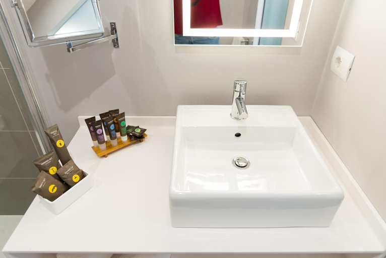Bathroom 16