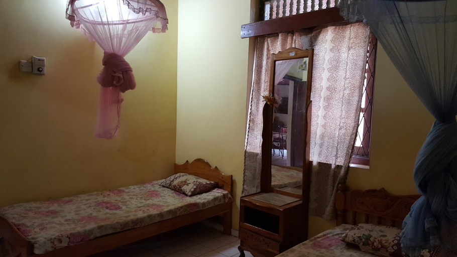 Others 5, Isuruma Rest, Katharagama