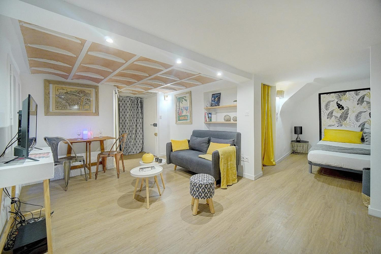 Others 5, #31 Comfy place in the Old Town Balcony & AC 2Min to Beach, Alpes-Maritimes