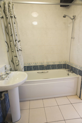 Bathroom 3, The New Inn – RelaxInnz, Gloucestershire