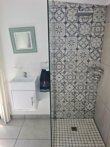 Bathroom 3, Suidersee Block 1, Hartenbos, Eden