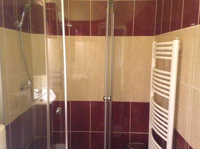 Bathroom 3, Belvarosi Panzio, Siófok