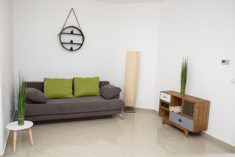 Others 3, Kossuth Apartmanhaz, Tata