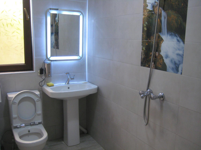 Bathroom 2, Khvamli 2002, Lentekhi
