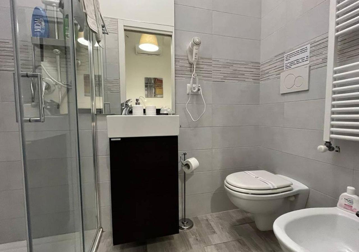 Bathroom 5, La Maison, Bari