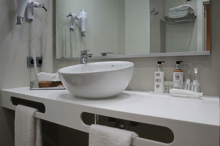 Bathroom 2, Monte Carmelo, Sevilla
