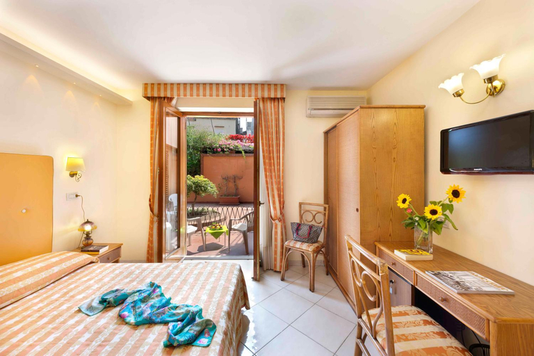 Bedroom 2, Hotel Girasole, Napoli