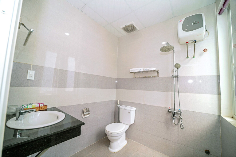 Bathroom 5, Vinh Hoi Hotel, Pleiku