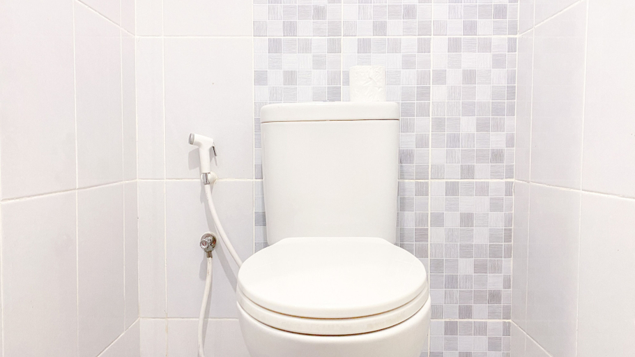 Bathroom 2, Minimalist And Comfy Studio At Tokyo Riverside Pik 2 Apartment, Tangerang