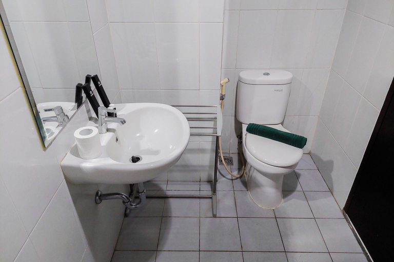 Bathroom 3, Comfy And Elegant Studio Apartment At Casa De Parco, Tangerang