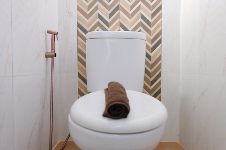 Bathroom 2, Spacious And Modern 3Br Apartment At Gateway Ahmad Yani Cicadas, Bandung