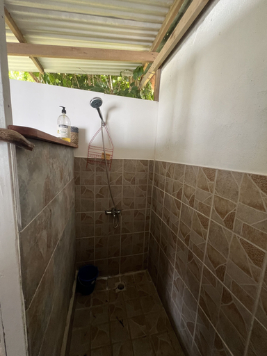 Bathroom 5, Fare Tetahora