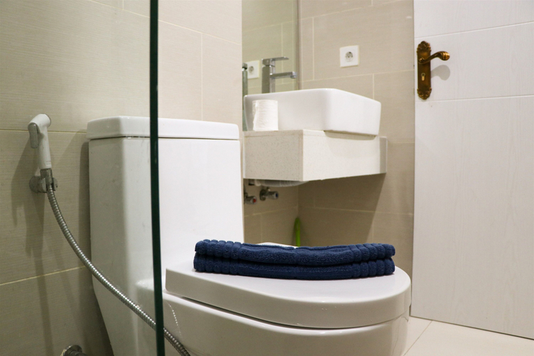 Bathroom 2, Elegant And Comfy Studio At Daan Mogot City Apartment, Jakarta Barat