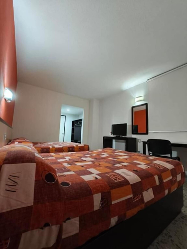 Bedroom 5, Hotel Montreal, León