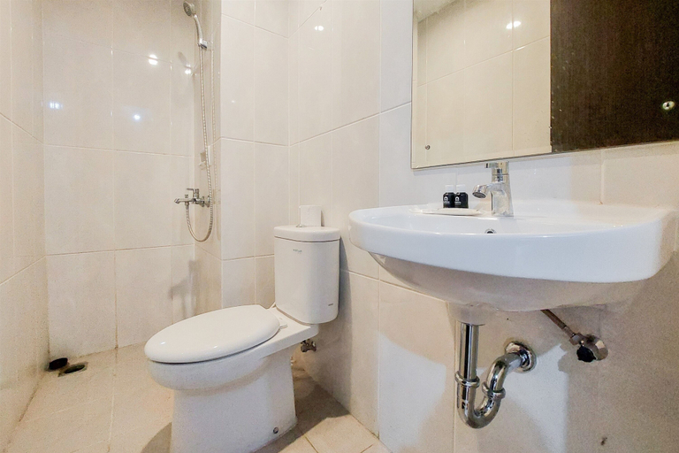 Bathroom 4, Warm And Minimalist 2Br At Serpong Garden Apartment, Tangerang