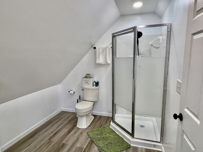 Bathroom, Sky parlor with river view, Dearborn